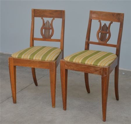 Lotto composto da una coppia di sedie del secolo XIX con schienale decorato a l