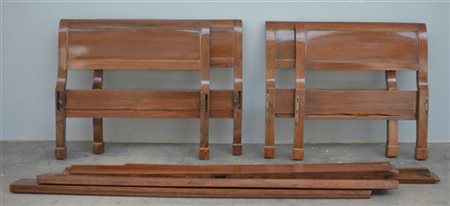 Coppia di letti singoli Impero con profili in ottone e piedi a plinto. Secolo X