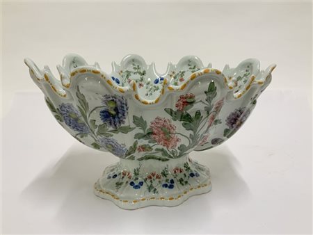 Manifattura di nove di Bassano. Centrotavola in maiolica con bordo mosso decora