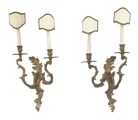 Coppia di appliques a due fiamme in bronzo dorato e cesellato (h cm 60) (difett