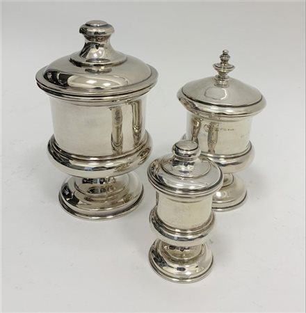 Lotto composto da tre vasi con coperchio in argento con corpo liscio. Titolo 80