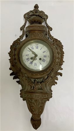 Orologio tipo Cartel in bronzo decorato a volute e fiori
Epoca 1860/1870
Movime