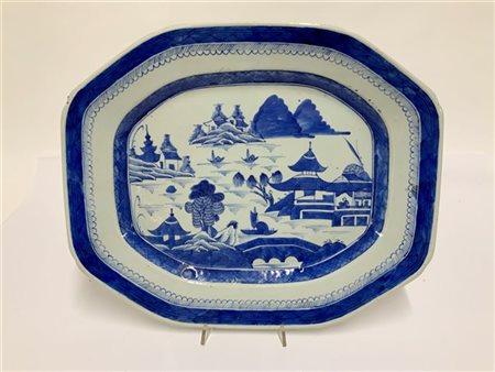 Vassoio in porcellana bianca e blu di forma ottagonale decorato a paesaggio
Cin