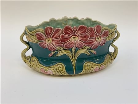 Vaso biansato in ceramica policroma decorato in rilievo a fiori (h cm 16)