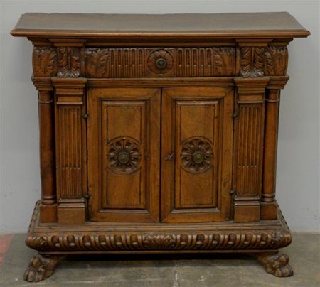 Antico credenzino intagliato in stile rinascimentale ad un cassetto e due sport