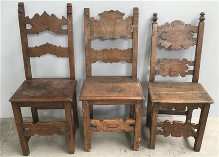 Tre antiche sedie in noce in stile rinascimentale con cartelle intagliate e sag