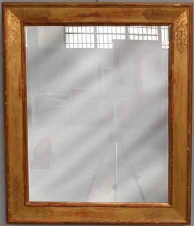 Specchiera con cornice dorata e bulinata, secolo XIX (cm 80x95) (difetti)