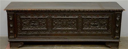 Cassone con fronte intagliata decorata a motivi neo rinascimentali, piedi a men