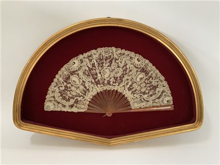 Ventaglio con pagina in pizzo e stecche in resina color ambra, contenuto in tec