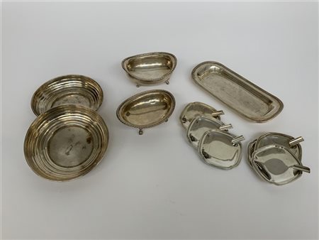 Lotto composto da due ciotole con piedini e profili cordonati, due sottobottigl