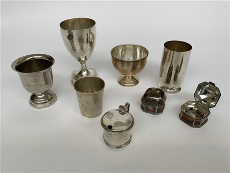 Lotto composto da quattro coppe, un bicchiere e tre saliere, in argento con tit