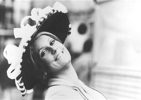 Catherine Deneuve 1980

Fotografia originale alla gelatina sali d'argento.
cm 2