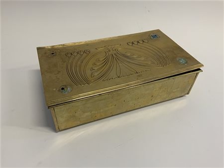 Scatola di gusto Liberty di forma rettangolare in metallo dorato con coperchio