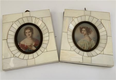 Coppia di miniature raffiguranti ritratti femminili (cm 7.5x5.5), in cornici (l