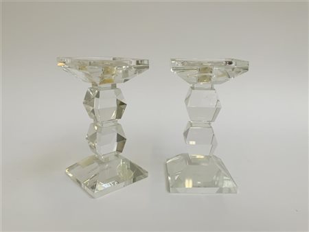 Coppia di candelieri in cristallo molato. Secolo XX. (h cm 17,5) (lievi difetti