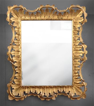 Specchiera con cornice di forma mossa e legno intagliato e dorato (cm 84x96) (d