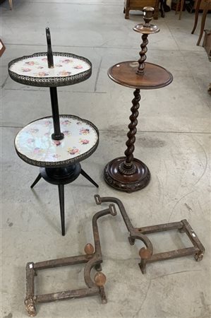 * Lotto composto da un servomuto tripode a due ripiani tondi in ceramica policr