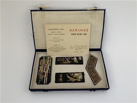 Set di quattro placche in inchiostro riccamente decorate, in scatola originale