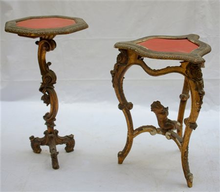 Lotto di due tavolini tripodi in legno intagliato e pastiglia decorati con fogl