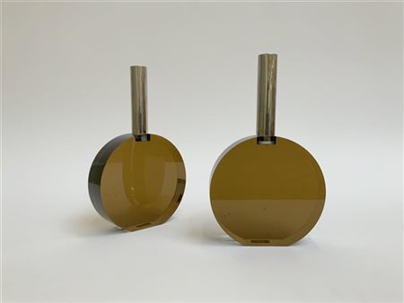 Coppia di vasi soliflore a corpo circolare in plexiglass incolore e ambrato, po