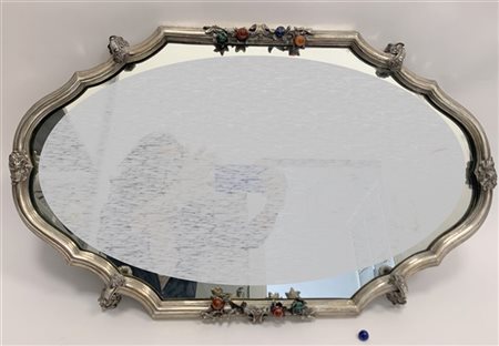 Centrotavola di forma sagomata in argento cesellato ad animali fantastici, tral