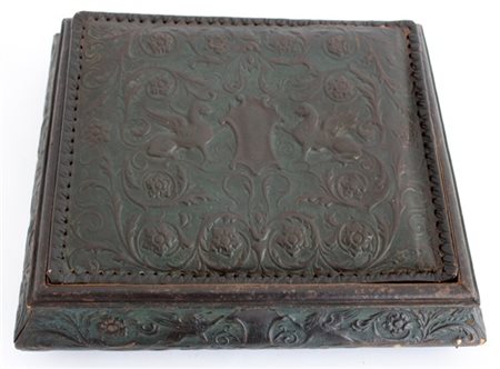 Scatola portagioie rivestita in pelle, decorata in rilievo a motivi vegetali e