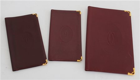 Lotto composto da tre porta documenti in pelle con guarnizioni dorate (difetti)
