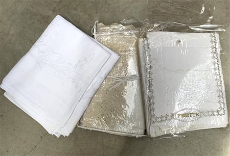 Lotto composto da cinque lenzuola matrimoniali alcune corredate da federe e un