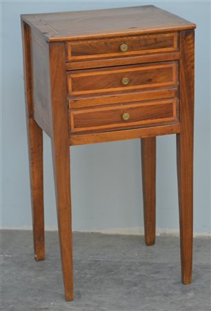 Comodino a tre cassetti filettato in legno chiaro, gambe rastremate (cm 40x75x3