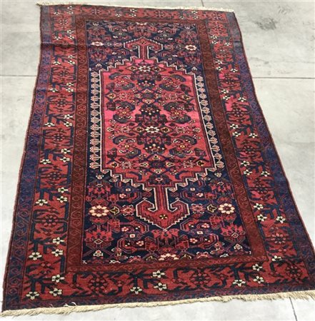 Tappeto Hamadan, Persia, inizio secolo XX.
Decoro con medaglione con puntali ro