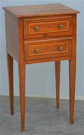 Comodino a due cassetti filettato in legno chiaro, gambe rastremate (cm 40x76x3