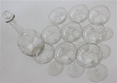 Servizio in cristallo molato composto da una bottiglia con tappo e nove calici