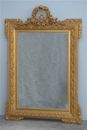 Specchiera in legno dorato e intagliato a nastro e motivi vegetali (cm 105x72)