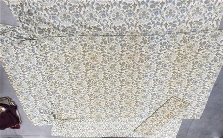 Cartone contenente numerose lenzuola, biancheria da casa in lino e un gran tess