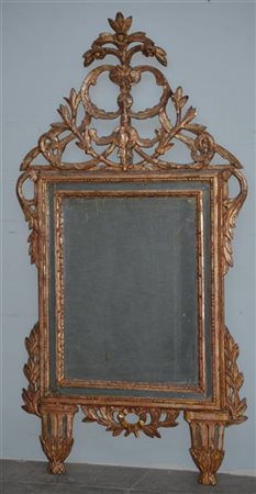 Antica specchiera di forma sagomata in legno intagliato e dorato, imasa e fregi