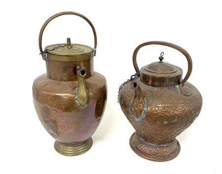 Lotto di due versatoi in rame di diversa manifattura e decoro (difetti)