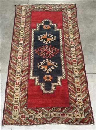 Tappeto Gandjie’, Caucaso, secolo XX.
Decoro di tipo Kazak a doppia nicchia con