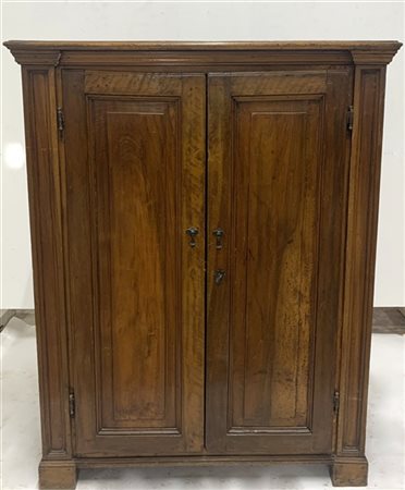 Credenzino a due ante riquadrate e pannellate (cm 90x115x36) (difetti)