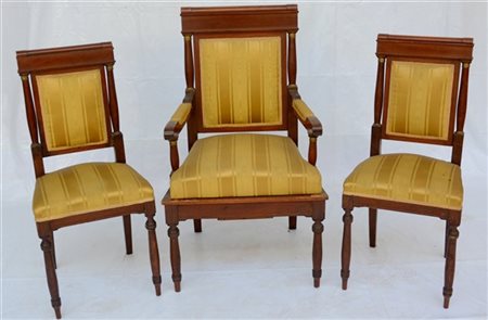 Lotto composto da una coppia di sedie ed una poltrona decorate con colonnine to