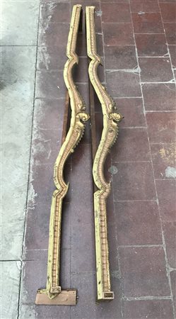 Coppia di mantovane reggitende in legno intagliato e dorato ( cm 194) (difetti)