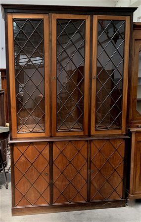 Mobile a due corpi decorato con sagomette romboidali in rilievo. parte inferior