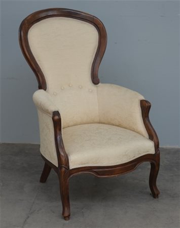 Poltrona con montanti, gambe e fascia sagomate , rivestita in tessuto beige (di