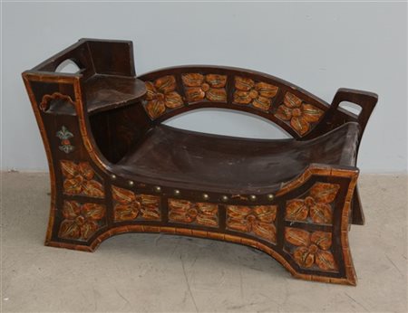 Panchetto in legno sagomato con piccolo piano e seduta in cuoio borchiato, deco