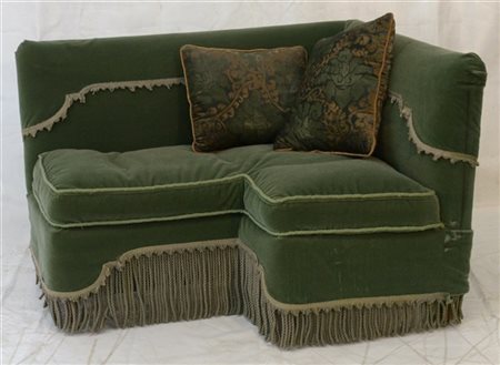 Divanetto ad angolo a due posti rivestito in velluto verde (difetti)
