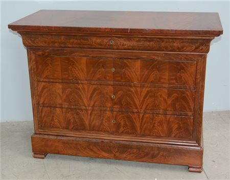 Cassettone lastronato in piuma di mogano con tre cassetti e mezzo e cassetto se