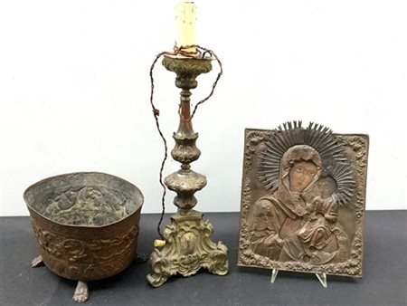 Lotto composto da un candeliere, una fioriera ed un'icona in legno e rame sbalz