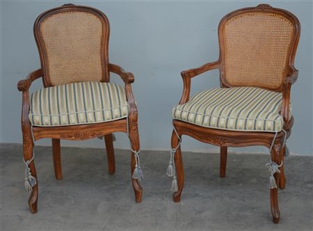 Lotto di due poltrone di decoro simile con fascia e gambe sagomate e intagliate