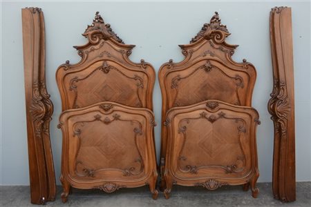 Coppia di letti singoli con testate e pediere con cimase intagliate (difetti)