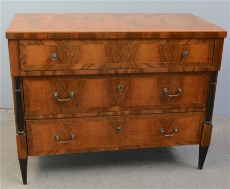 Comò a tre cassetti di cui quello superiore a scrittoio con piano a slittamento