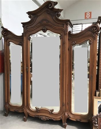 Armadio a tre ante a specchio di struttura architettonica con cimasa intagliata